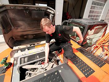 Anspruchsvoll und abwechslungsreich ist der Beruf des Servicemechanikers im Baumaschinenbereich - hier ein Monteur der Firma Kiesel bei Wartungsarbeiten an einem Bagger. Doch das Unternehmen findet für den Standort Himmelkron einfach keine Fachkräfte.Kiesel