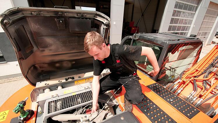 Anspruchsvoll und abwechslungsreich ist der Beruf des Servicemechanikers im Baumaschinenbereich - hier ein Monteur der Firma Kiesel bei Wartungsarbeiten an einem Bagger. Doch das Unternehmen findet für den Standort Himmelkron einfach keine Fachkräfte.Kiesel