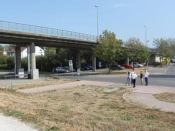 Unter dieser Brücke kam es   bei der letztjährigen Kerwa zu sexueller Belästigung. Foto: Anette Schreiber