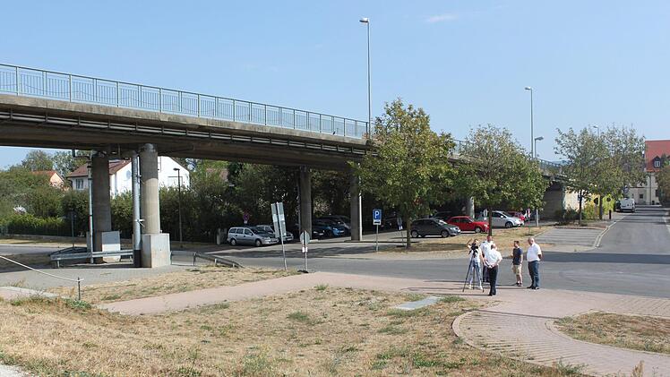 Unter dieser Brücke kam es   bei der letztjährigen Kerwa zu sexueller Belästigung. Foto: Anette Schreiber