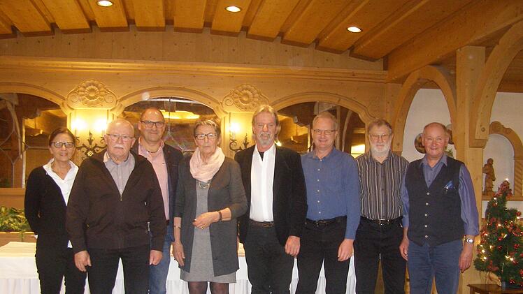 Die  Kreisgeschäftsführerin des VdK, Michaela Metz (links) leitete die Neuwahl des Vorstands. Ihm gehören jetzt an (von links):  Bruno Vogler, Roland Reinecker, Christa Hornung, Reinhold Heck, Egon Goldbach, Horst Eigerdt und Reinhold Vornwald. Wolfgang Saam