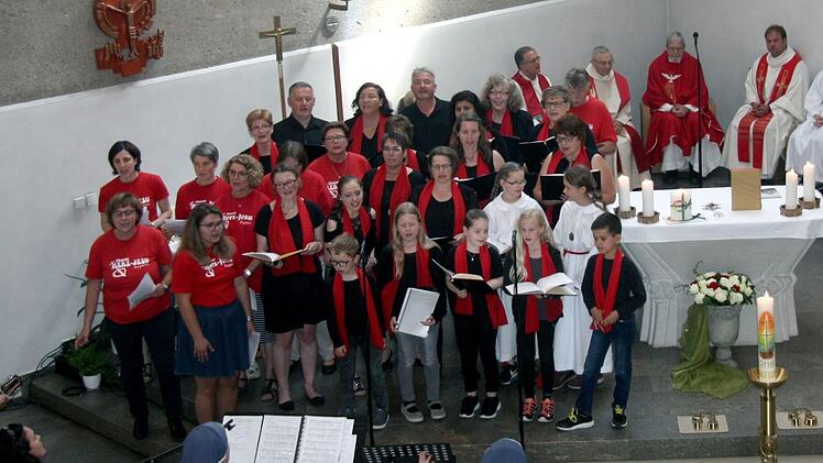 Der Chor "Sing and pray" mit den Schwestern Claudia und Teresa   Foto: Richard Sänger