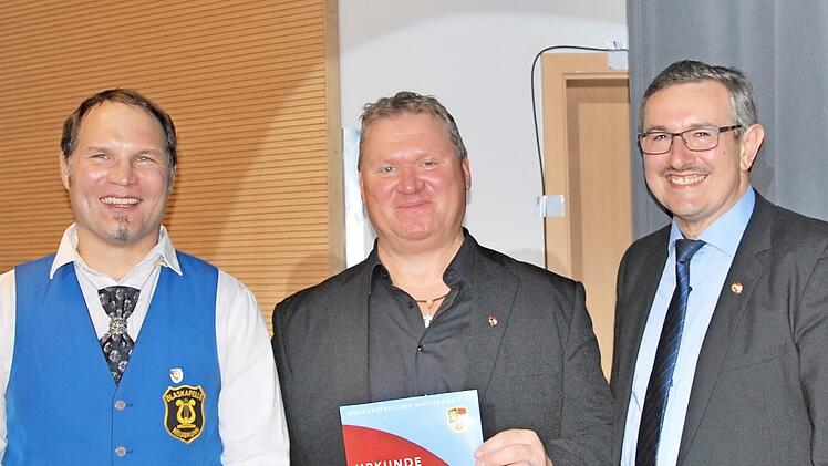 Musikbund-Kreisvorsitzender Peter Detsch übergab Stefan Krines zusammen mit dem Vorsitzenden Rainer Stretz (von rechts) die Urkunde.