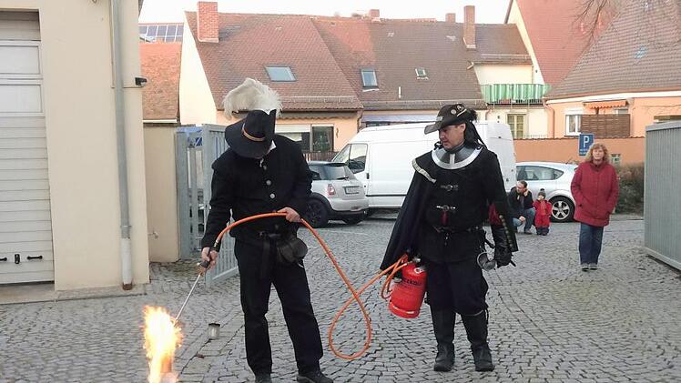 Gar nicht nach Musketier-Art werden die Leuchtwegweiser mit modernen Mitteln entzündet.