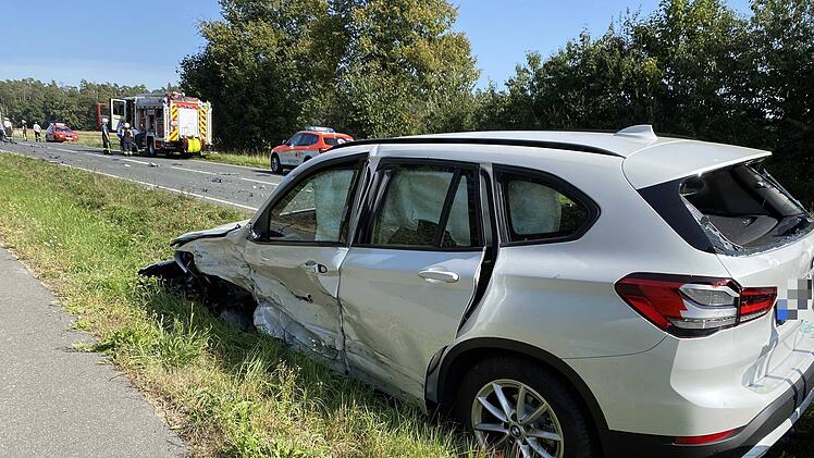 Auf der B14 zwischen Großweismannsdorf und Buchschwabach (Kreis Fürth) kam es am Samstag (19. September 2020)  zu einem Unfall, an dem drei Autos beteiligt waren.