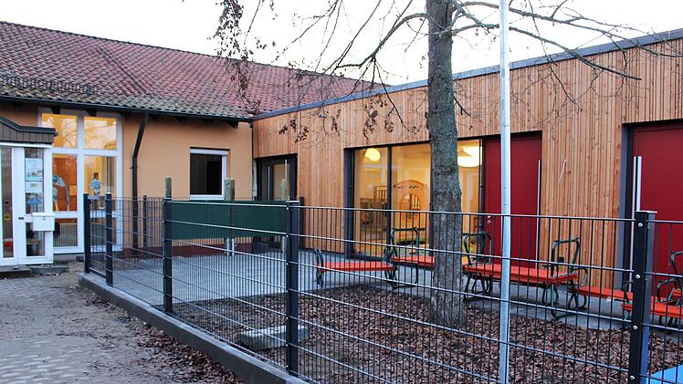 Der gemeinsame Eingang erschließt den Kindergartenaltbau und den Krippen-Neubau (rechts im Bild).    Foto: Evi Seeger