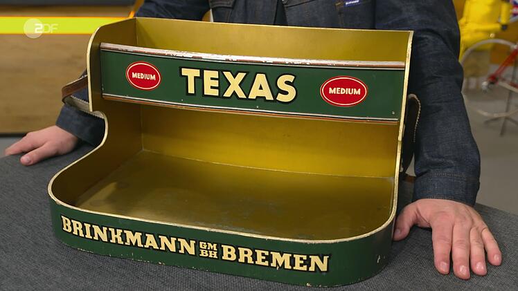 Der Bauchladen war tatsächlich ein Original aus den 1950er/60er Jahren und somit "absolut echt". Der Verkaufsladen aus lackiertem Sperrholz stammte von der Firma Brinkmann AG - ein traditionsreiches Bremer Unternehmen der Tabakindustrie, das laut Expertise bereits 1878 gegründet wurde.
