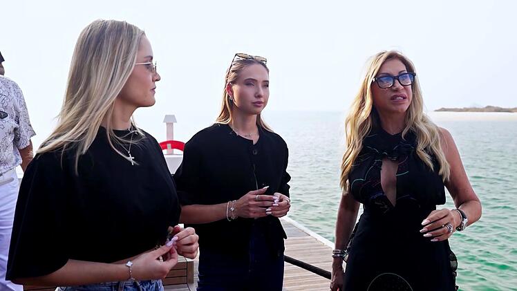 Bange beobachteten Davina (von links), Shania und Carmen die Ankunft der Indigo Star.