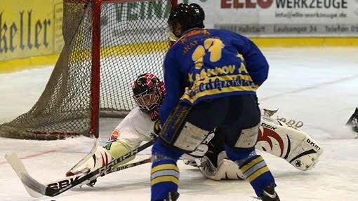 Goalie Ronny Glaser macht sich lang, um Alex Piskunov am Abschluss zu hindern.