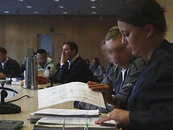 Müssen sich vor Gericht für 157 Einzeldelikte verantworten: Sieben junge Männer richteten dabei großen Schaden an.  Foto: Katja Nauer