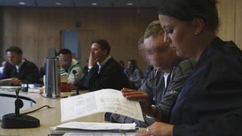 Müssen sich vor Gericht für 157 Einzeldelikte verantworten: Sieben junge Männer richteten dabei großen Schaden an.  Foto: Katja Nauer