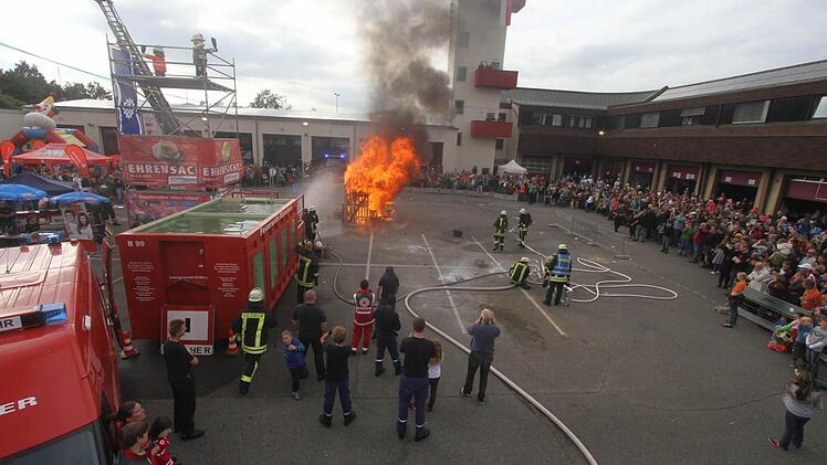 Das Vorgehen gegen das Feuer zeigte die Professionalität der Kameraden. Foto: Michael Busch