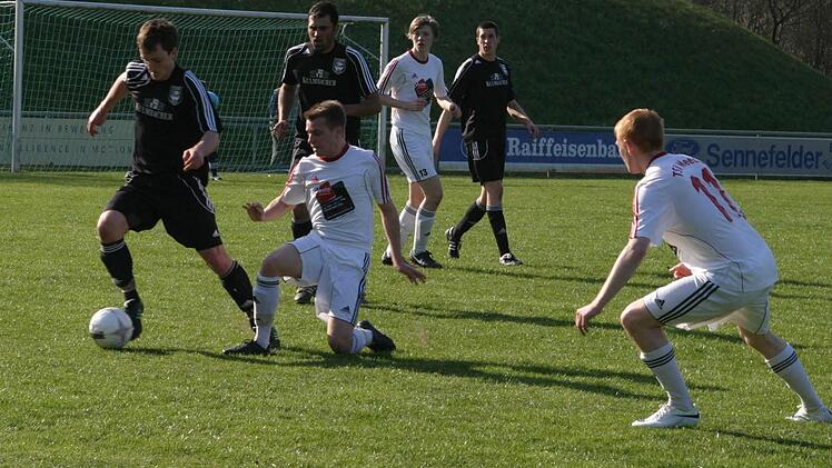 Der Eberner Jonas Heidenreich (links, dunkles Trikot) leitet einen Angriff ein.