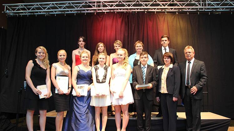 Am Freitagabend wurden 94 Absolventen der Maximilian-von-Welsch Realschule offiziell verabschiedet. Foto: Veronika Schadeck