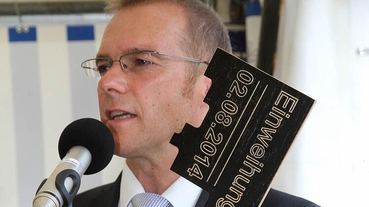 Bürgermeister Wolfgang Desel mit dem symbolischen Schlüssel für das neue Rathaus.