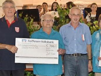 Spendenübergabe durch Landwirt Josef Hader an die ehrenamtlichen Helfer des Hoffestes am Tag des offenen Hofes am Haderhof in Nurn. Von links, Jürgen Eckert (Vorsitzender Musikverein), Reinhard Förtsch (Vorsitzender Feuerwehr), Veronika Müller (Vorsitzende Gymnastikdamen), Josef Hader, Monika Wich (Gymnastikdamen) und Edgar Hader (Kommandant Feuerwehr).  Foto: Karl-Heinz Hofmann
