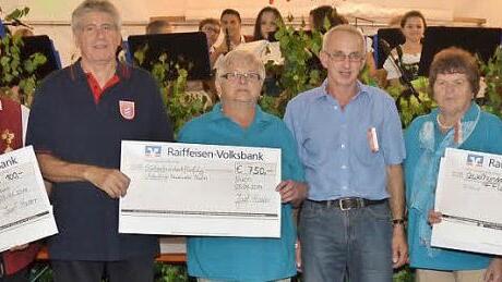 Spendenübergabe durch Landwirt Josef Hader an die ehrenamtlichen Helfer des Hoffestes am Tag des offenen Hofes am Haderhof in Nurn. Von links, Jürgen Eckert (Vorsitzender Musikverein), Reinhard Förtsch (Vorsitzender Feuerwehr), Veronika Müller (Vorsitzende Gymnastikdamen), Josef Hader, Monika Wich (Gymnastikdamen) und Edgar Hader (Kommandant Feuerwehr).  Foto: Karl-Heinz Hofmann