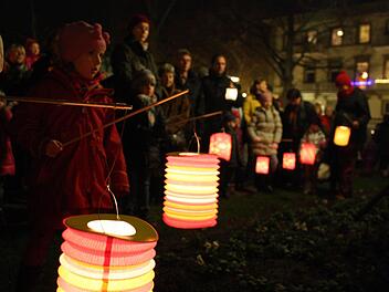 Die Initiative Pro Bad Kissingen verteilte rund 200 kostenlose Lampions an die Kinder.  Fotos: Robert Huger