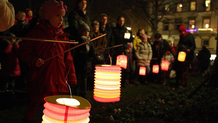 Die Initiative Pro Bad Kissingen verteilte rund 200 kostenlose Lampions an die Kinder.  Fotos: Robert Huger
