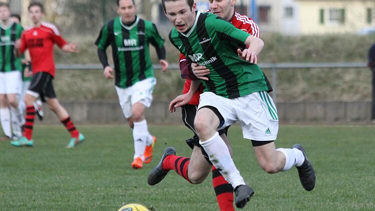 Durchaus hart ging es im Abstiegsduell zu. Der Langensendelbacher Alexander Wöß wird von Alexander Klöckling (ASV Höchstadt) zu Fall gebracht. Am Ende setzte sich der ASV mit 2:0 durch.   Foto: Uwe Kellner