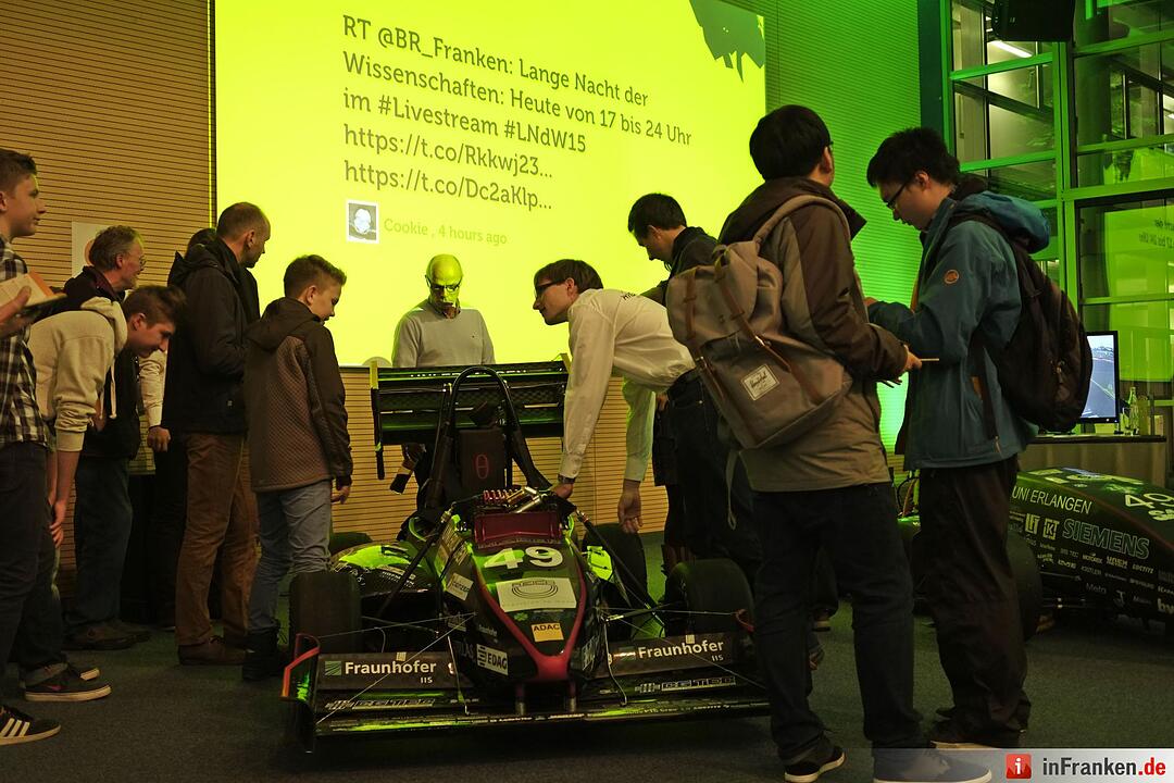 Studenten zeigen ihren Rennwagen