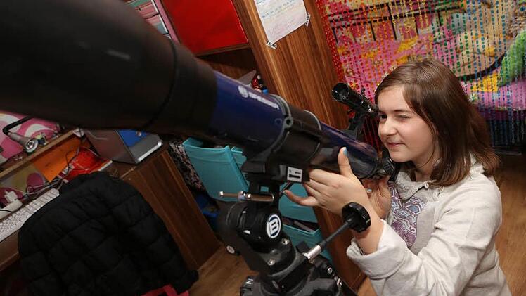 Ein weiteres Hobby von Kira ist die Astronomie: Mit ihrem Fernrohr hält sie am liebsten Ausschau nach dem Polarstern. Foto: Barbara Herbst