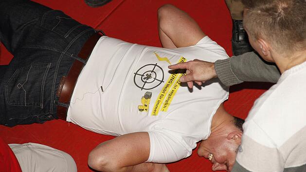 Hauptkommissar J&uuml;rgen K&ouml;hnlein liegt nach dem Treffer durch einen Taser regungslos am Boden, kann sich nicht bewegen. Ein Taser-Haken steckt in seinem R&uuml;cken. Foto: privat