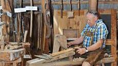 Die Besucher der Museumsscheune erfuhren auch, dass die Arbeit auf dem Land früher alles andere als leicht war. Foto: Björn Hein