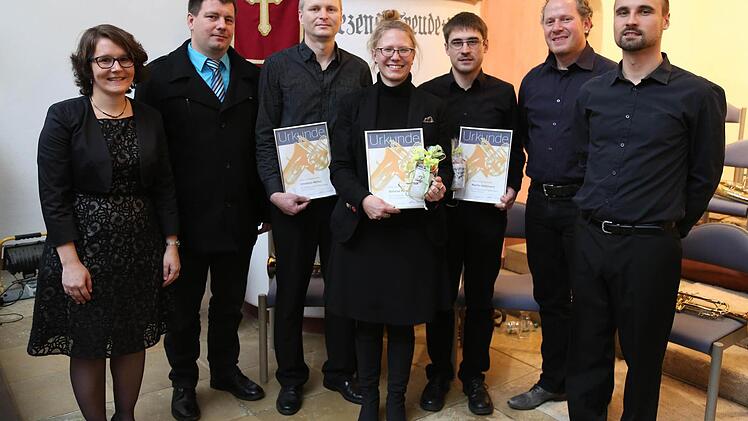 Chorleiterin Katrin Wölfel (von links) und Obmann Holger Nützel ehrten Christian Müller, Simone Potter und Martin Kohlmann für ihr langjähriges Engagement im Posaunenchor. Ihnen gratulierten auch Obmann Bernd Richter und Chorleiter Frank Kohlmann (ganz rechts). Foto: Franz Galster