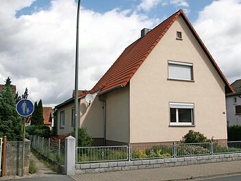 Das Ausweichquartier des Pettstadter Kindergartens: Kurz bevor der Abrissbagger kam, kommt das Haus vom Schuberts "Jof" zu neuen "Ehren".  Foto: Werner Baier