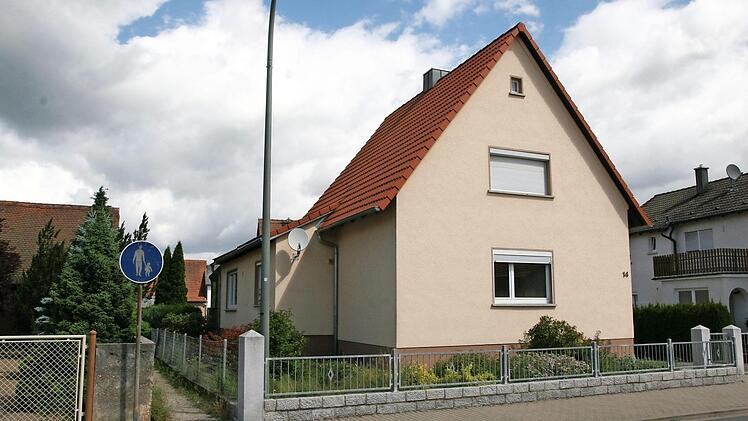 Das Ausweichquartier des Pettstadter Kindergartens: Kurz bevor der Abrissbagger kam, kommt das Haus vom Schuberts "Jof" zu neuen "Ehren".  Foto: Werner Baier