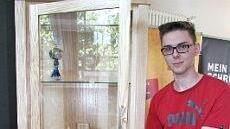 René Sperling hat eine klassische Vitrine aus Eschenholz gebaut.