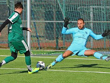 Alles lief bestens, die Neudrossenfelder dominierten im Testspiel gegen Sonnefeld, und als Stefan Kolb hier zum 2:0 traf, schien die Partie schon gelaufen. Doch es kam anders.  Foto: Monika Limmer