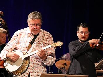 Banjo-Spieler Bernd Otto (links) und der Leiter der Staatsbad Philharmonie, Burghard Toelke, spielten im vergangenen Jahr im Kurtheater zum ersten Mal vor Publikum zusammen. Am Samstag, 8. Juni, gibt es eine Neuauflage des Klang-Experiments. Foto: Ralf Ruppert