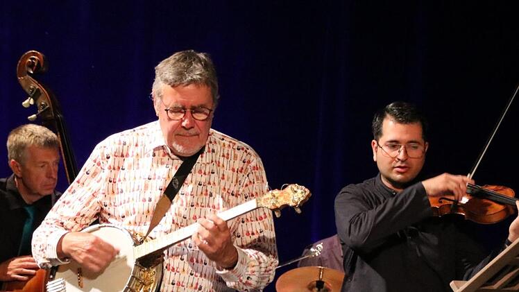 Banjo-Spieler Bernd Otto (links) und der Leiter der Staatsbad Philharmonie, Burghard Toelke, spielten im vergangenen Jahr im Kurtheater zum ersten Mal vor Publikum zusammen. Am Samstag, 8. Juni, gibt es eine Neuauflage des Klang-Experiments. Foto: Ralf Ruppert