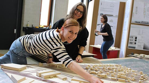 Die Architektur-Studentinnen Lisa B&ouml;ttiger (links) und Ann-Kathrin M&uuml;ller positionieren das Globe-Theater im Modell von Coburg. Cindy D&ouml;tschel