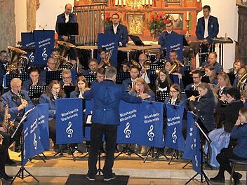 Dirigent Florian Zeh spornte die Musiker zu Höchstleistungen an. Foto: Evi Seeger