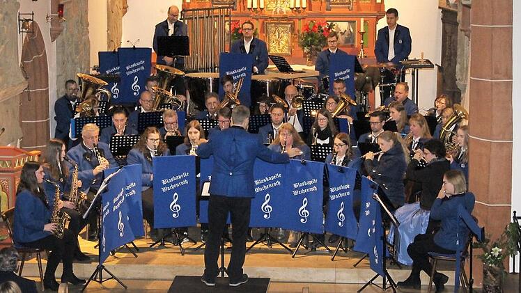 Dirigent Florian Zeh spornte die Musiker zu Höchstleistungen an. Foto: Evi Seeger