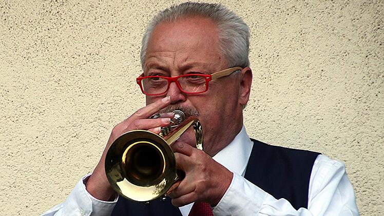 Trompeter Peter Seifert am Sonntag bei seinem 30.  Auftritt auf seinem Balkon in Maroldsweisach  Helmut Will