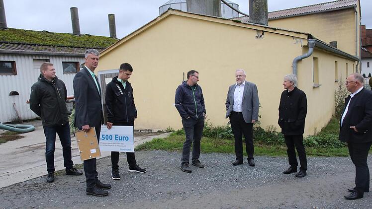 Landwirt Holger Gundermann (Vierter von links) erläutert auf seinem Hof die Funktionsweise der Biogasanlage: von links: Frank Püschel, Swen Tischer, Simon Weber, Holger Gundermann,  Karl Krapf, Thomas Engel, Martin Stingl Foto: Michael Stelzner