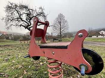 Der Spielplatz in Oberbach gibt derzeit ein trostloses Bild ab. Im kommenden Frühjahr soll eine Aufwertung der Areals stattfinden. Foto: Sebastian Schmitt