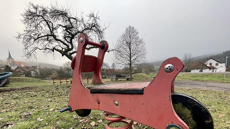 Der Spielplatz in Oberbach gibt derzeit ein trostloses Bild ab. Im kommenden Frühjahr soll eine Aufwertung der Areals stattfinden. Foto: Sebastian Schmitt