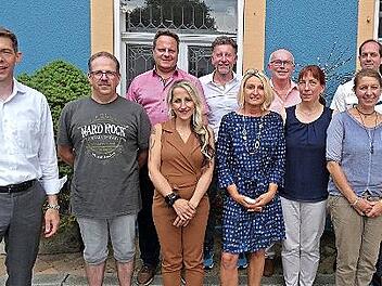 Langjährige Schulweghelfer wurden geehrt. Unser Bild zeigt (vorne, von links) Steffen Potstada von der Sparkasse, Roland Wiefek, Fatma Hartan, Andrea Haase, Christine Steimer und Anja Heinzel sowie (dahinter, von links) OB Ingo Lehmann, Peter Schü...
