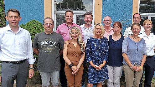 Langjährige Schulweghelfer wurden geehrt. Unser Bild zeigt (vorne, von links) Steffen Potstada von der Sparkasse, Roland Wiefek, Fatma Hartan, Andrea Haase, Christine Steimer und Anja Heinzel sowie (dahinter, von links) OB Ingo Lehmann, Peter Schü...