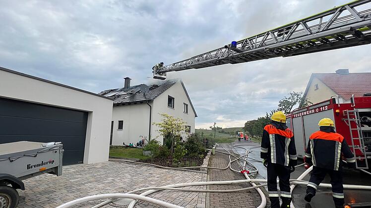 Sommerach: Großeinsatz wegen Dachstuhlbrand - "dichter Qualm"