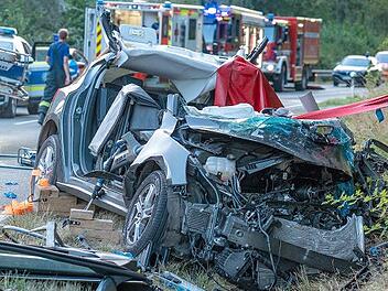 Die Feuerwehrleute mussten die eingeklemmte Fahrerin aus dem Autowrack befreien.