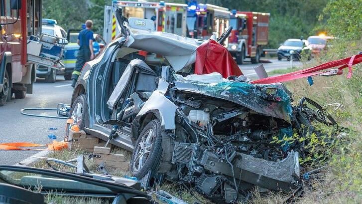 Die Feuerwehrleute mussten die eingeklemmte Fahrerin aus dem Autowrack befreien.