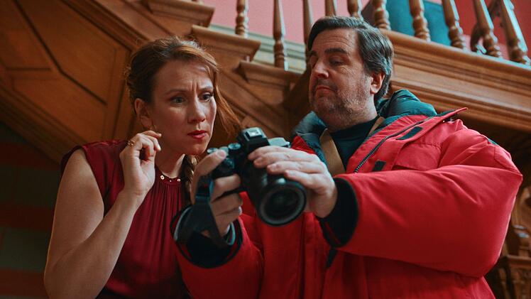 Wenn der Ermittler ein Hochstapler ist: Bastian Pastewka und Lena D&ouml;rrie im Amazon-Film "Fabian und Die m&ouml;rderische Hochzeit".