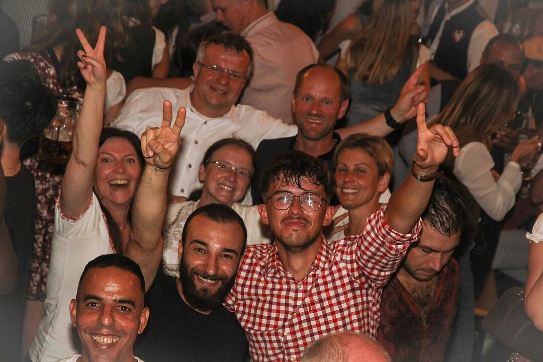Tanzen, Feiern, Mitsingen &ndash; bayerische Partystimmung bis Mitternacht.