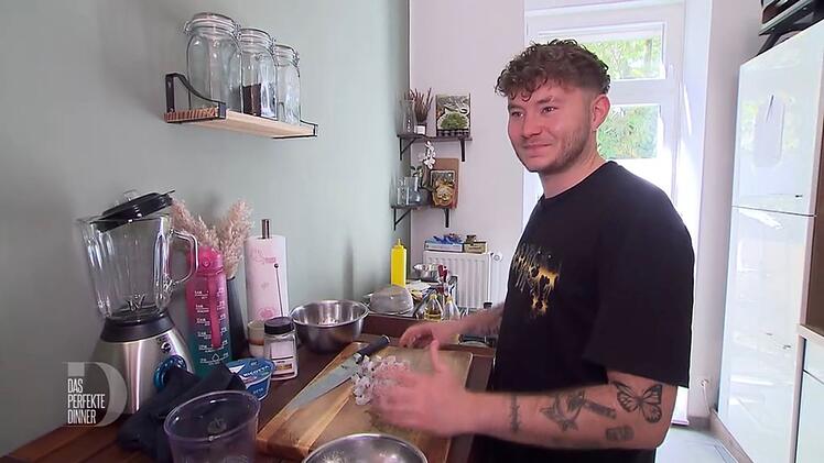 Sieht nicht so aus, aber ist Finanzbeamter: Jannik (28) aus Berlin liebt Kaffee und gutes Essen.